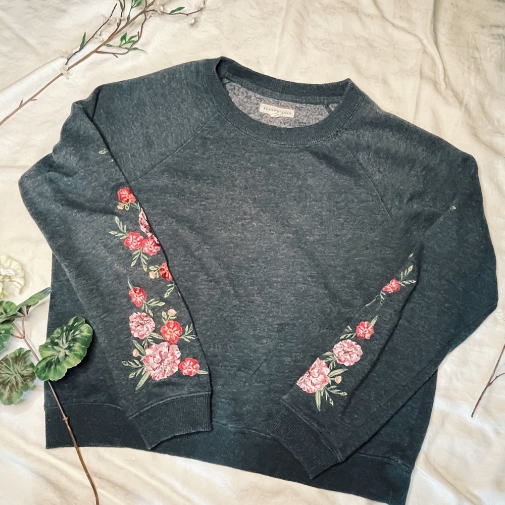 Patterned sleeve sweatshirt